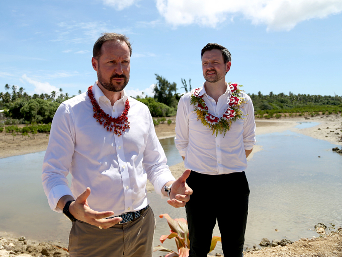 Crown Prince Haakon and International Development Minister Dag-Inge Ulstein at ‘Ahau Beach in Tonga. Photo: Karen Setten / NTB scanpix